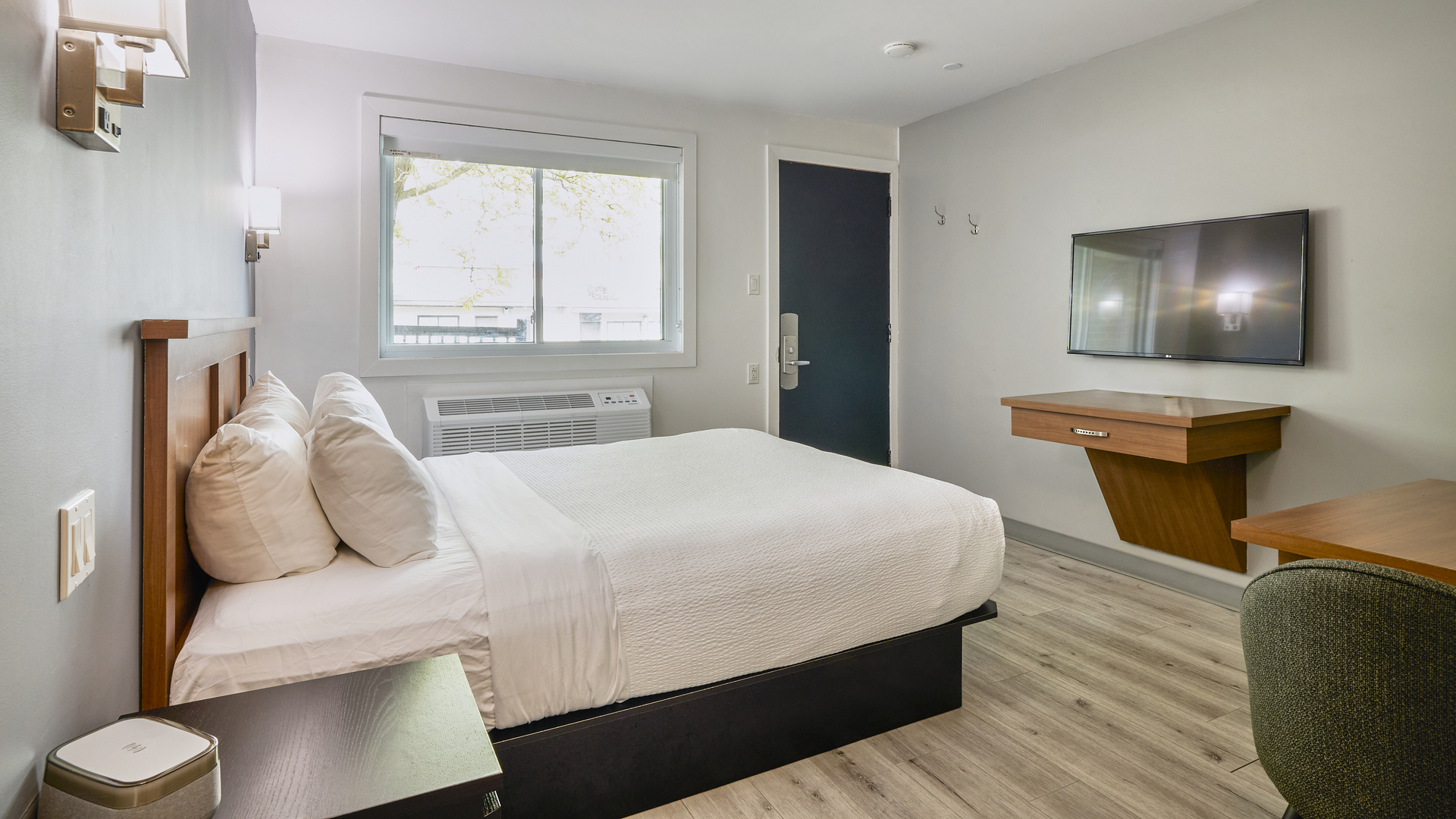 Room with 1 King Bed