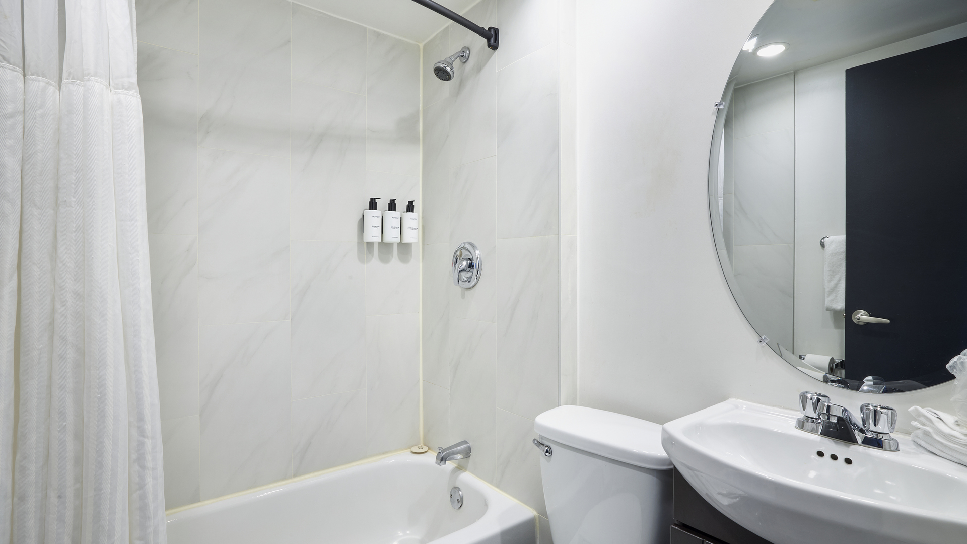 Chambre 1 très grand lit (King) et bain tourbillon