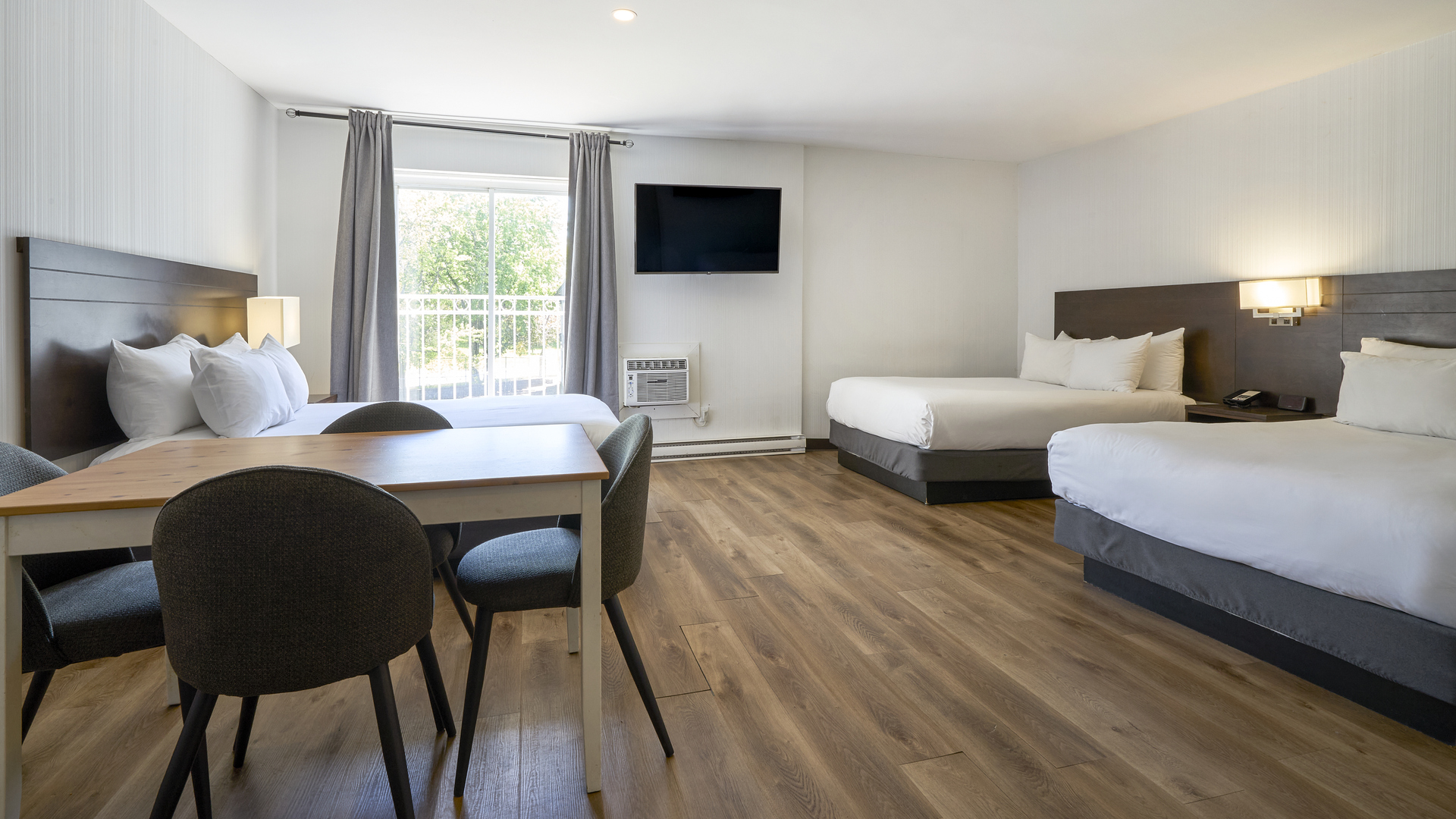 Chambre à 2 grands lits (Queen) avec porte extérieur
